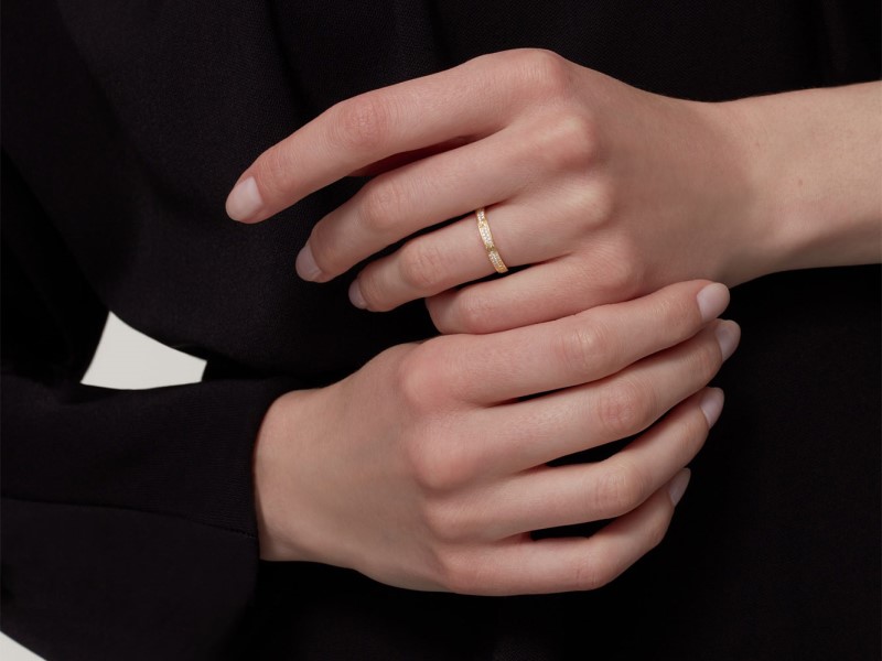 Ở Việt Nam con gái đeo nhẫn cưới tay nào là đúng nhất?