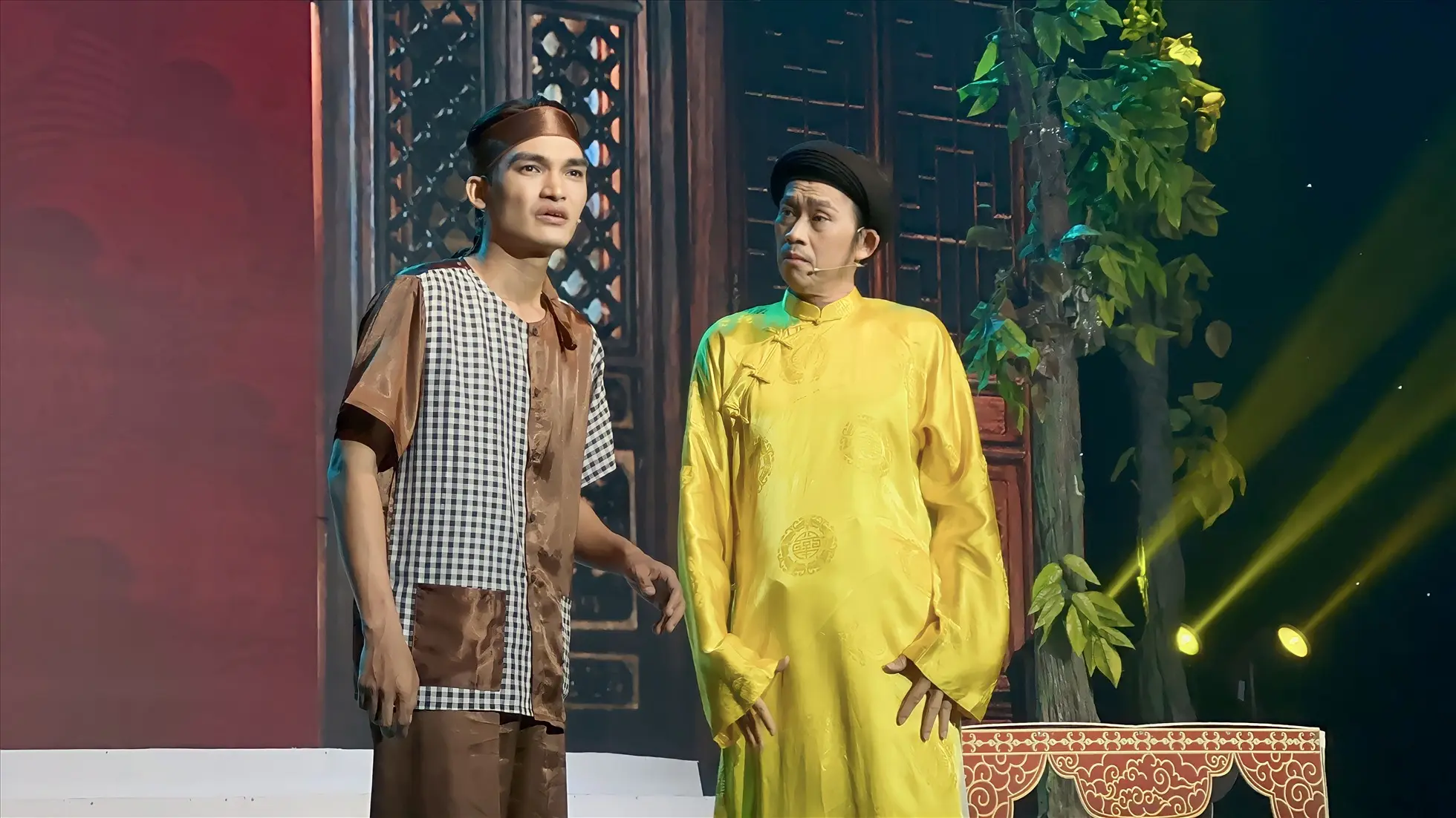 Hoài Linh thu hoạch sầu riêng