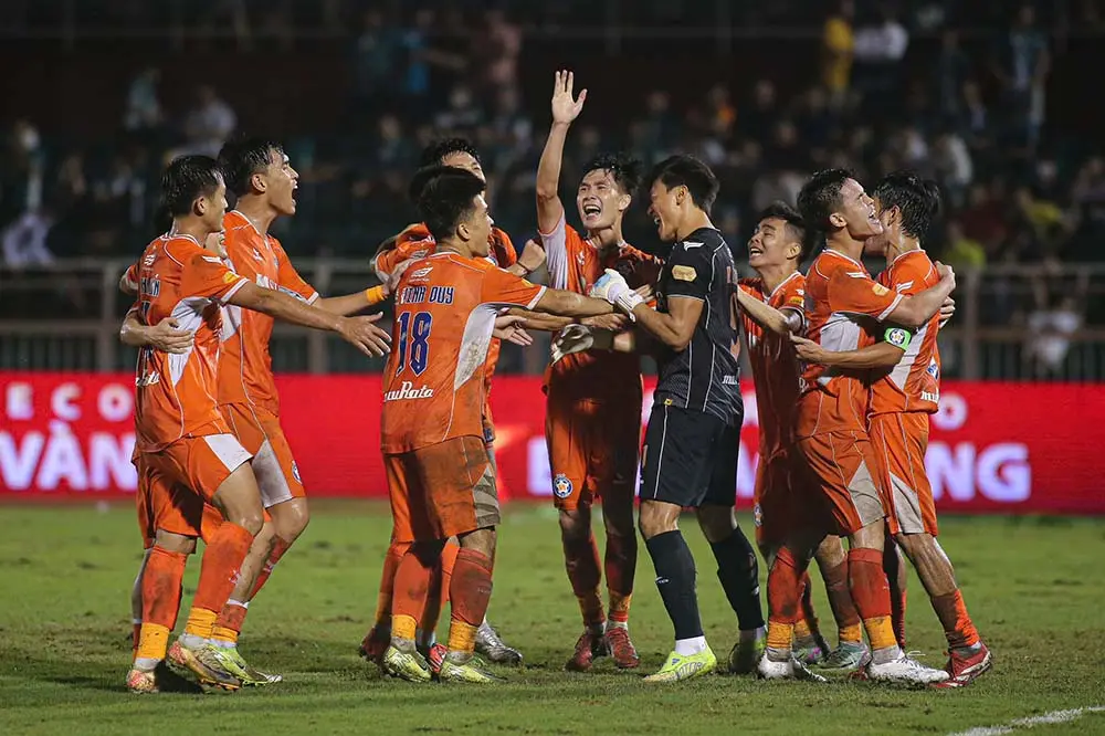 Công Phượng đá phạt đền