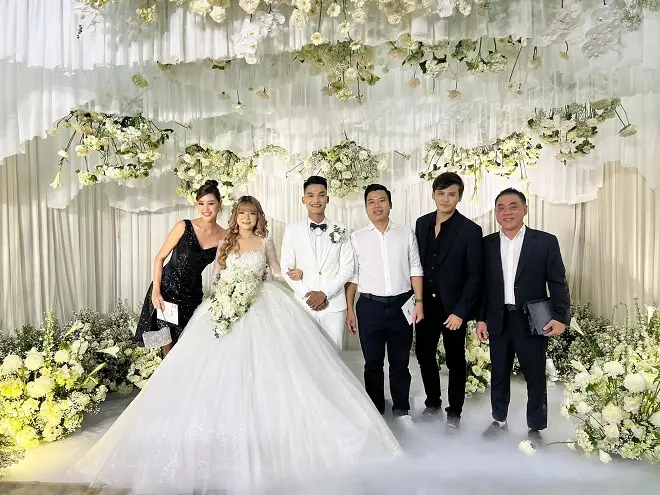 Hoài Linh và Mạc Văn Khoa trong vườn cây trái