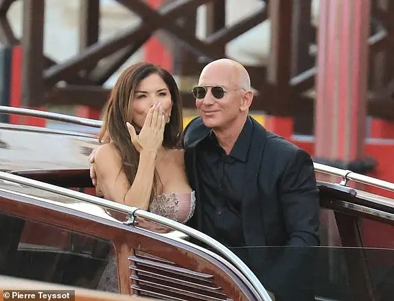 Jeff Bezos and Lauren Sanchez