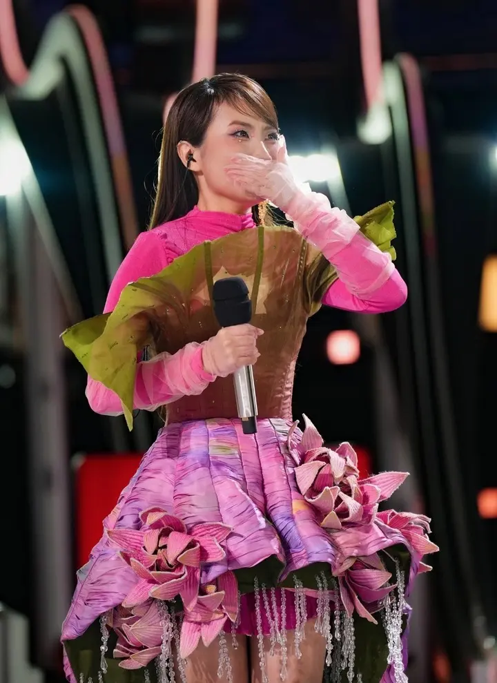 Phương Mỹ Chi biểu diễn