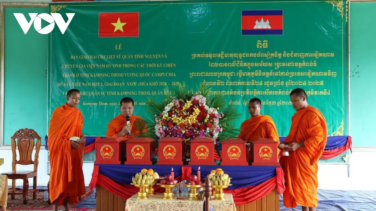 Lễ đón hài cốt liệt sĩ tại Cửa khẩu Hoa Lư