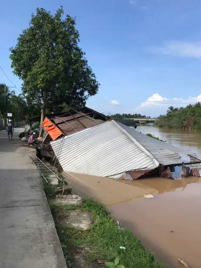 ngôi nhà bị sạt lở