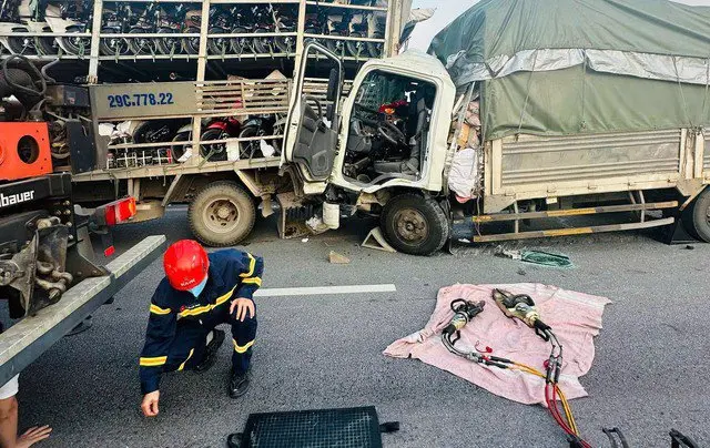 dglurh hai xe tai trong vu va cham tren cao toc mai son quoc lo 45 con dang kiem