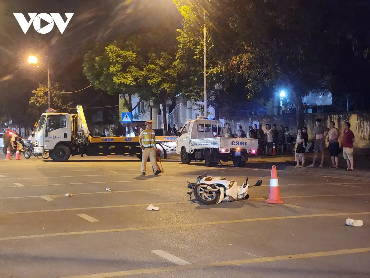 Nạn nhân bị thương nặng được đưa đi cấp cứu