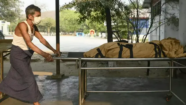 Thi thể bị chất đống
