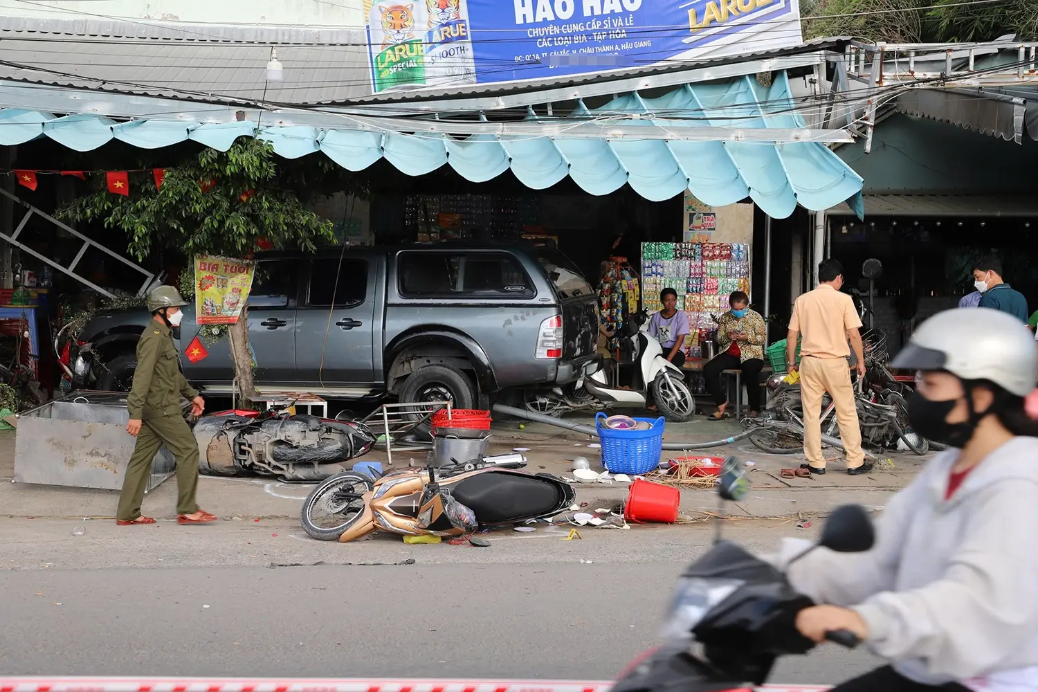 fcbaii o to tong loat xe may o hau giang 2 nguoi thuong vong 103173