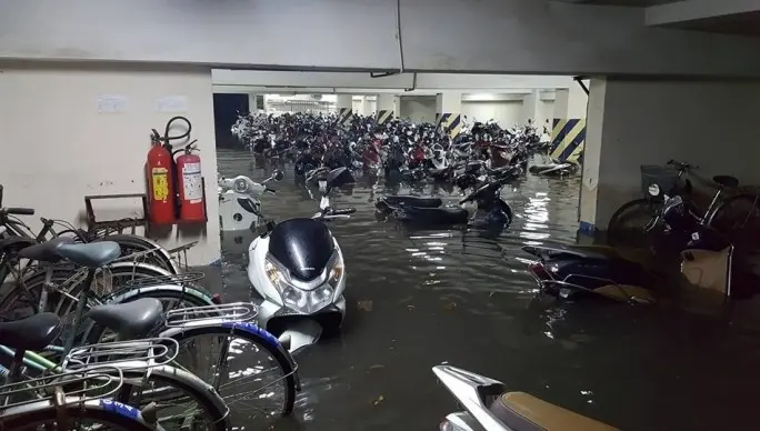 Cảnh sát PCCC hỗ trợ di dời xe