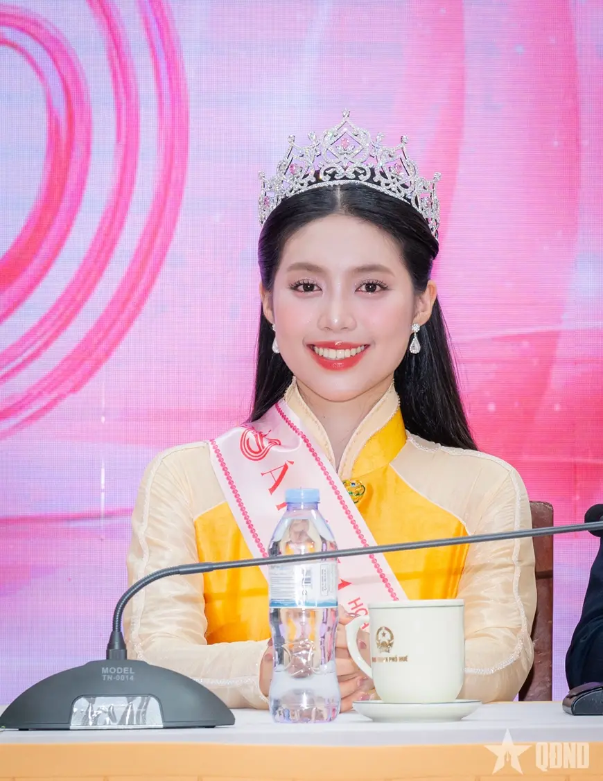 Châu Anh trong buổi họp báo Hoa hậu Việt Nam
