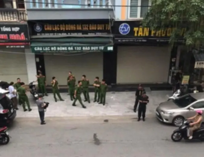 hình ảnh công an khám xét