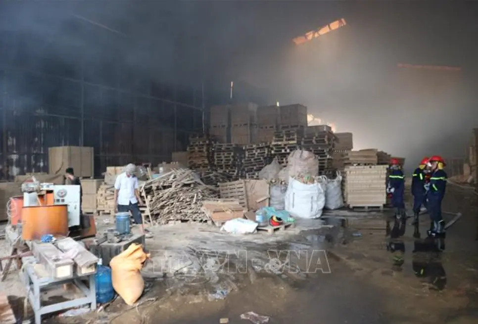 Cột khói đen bốc cao hàng trăm mét từ vụ cháy