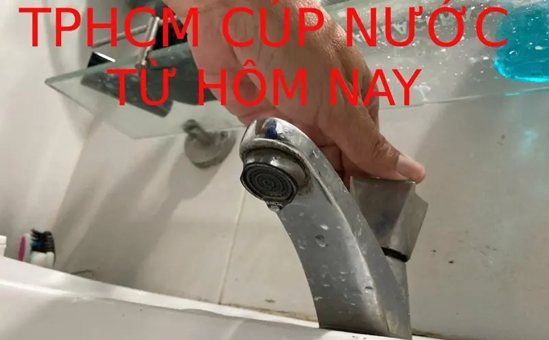 Gia đình tích trữ nước