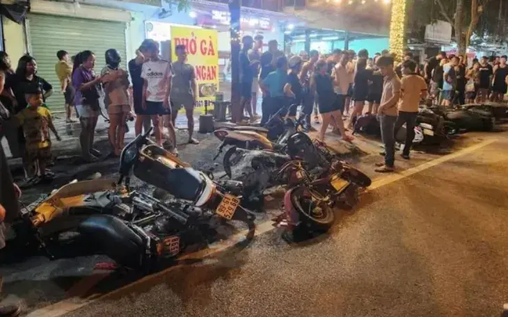 Hiện trường vụ tai nạn hỗn loạn
