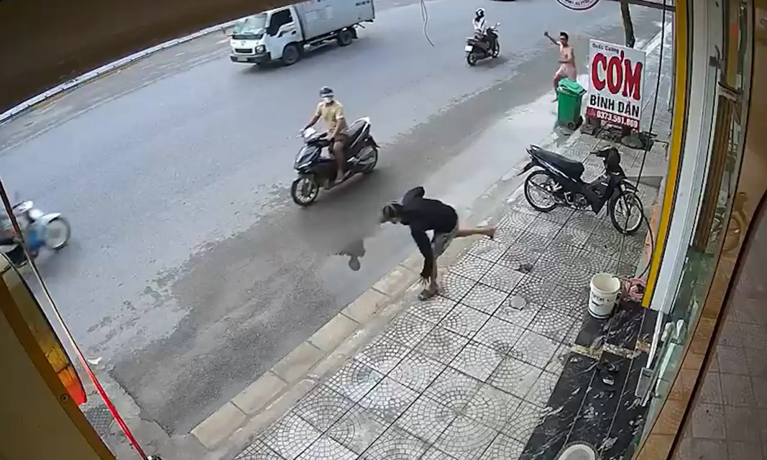 Nam thanh niên vác ghế đuổi trộm xe