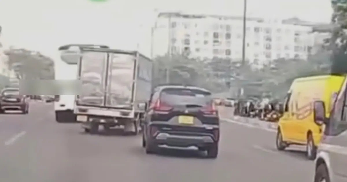 CSGT truy tìm xe tải lạng lách đánh võng