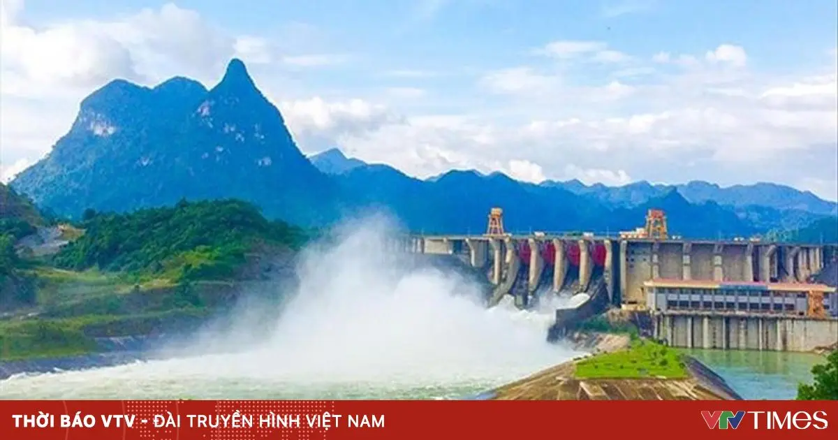 Hồ thủy điện Tuyên Quang xả lũ