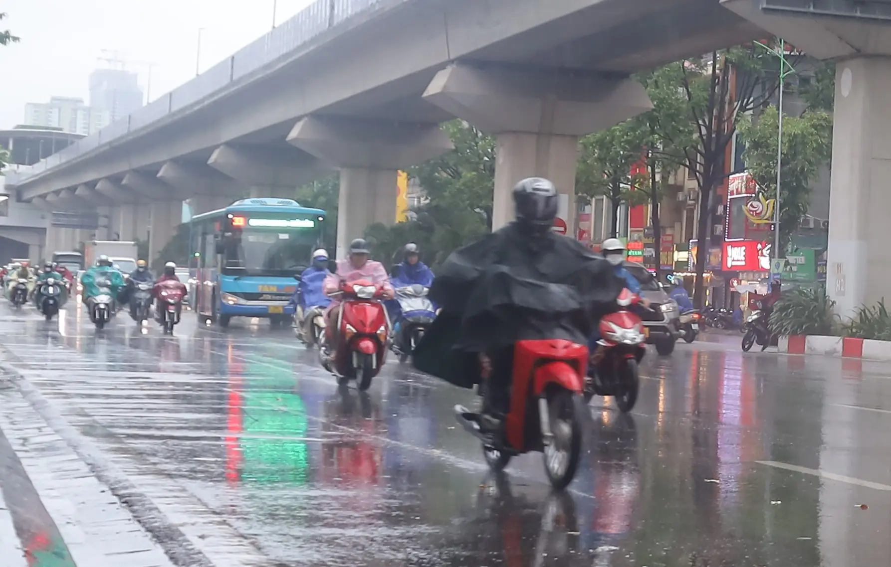 Hà Nội tiếp tục mưa