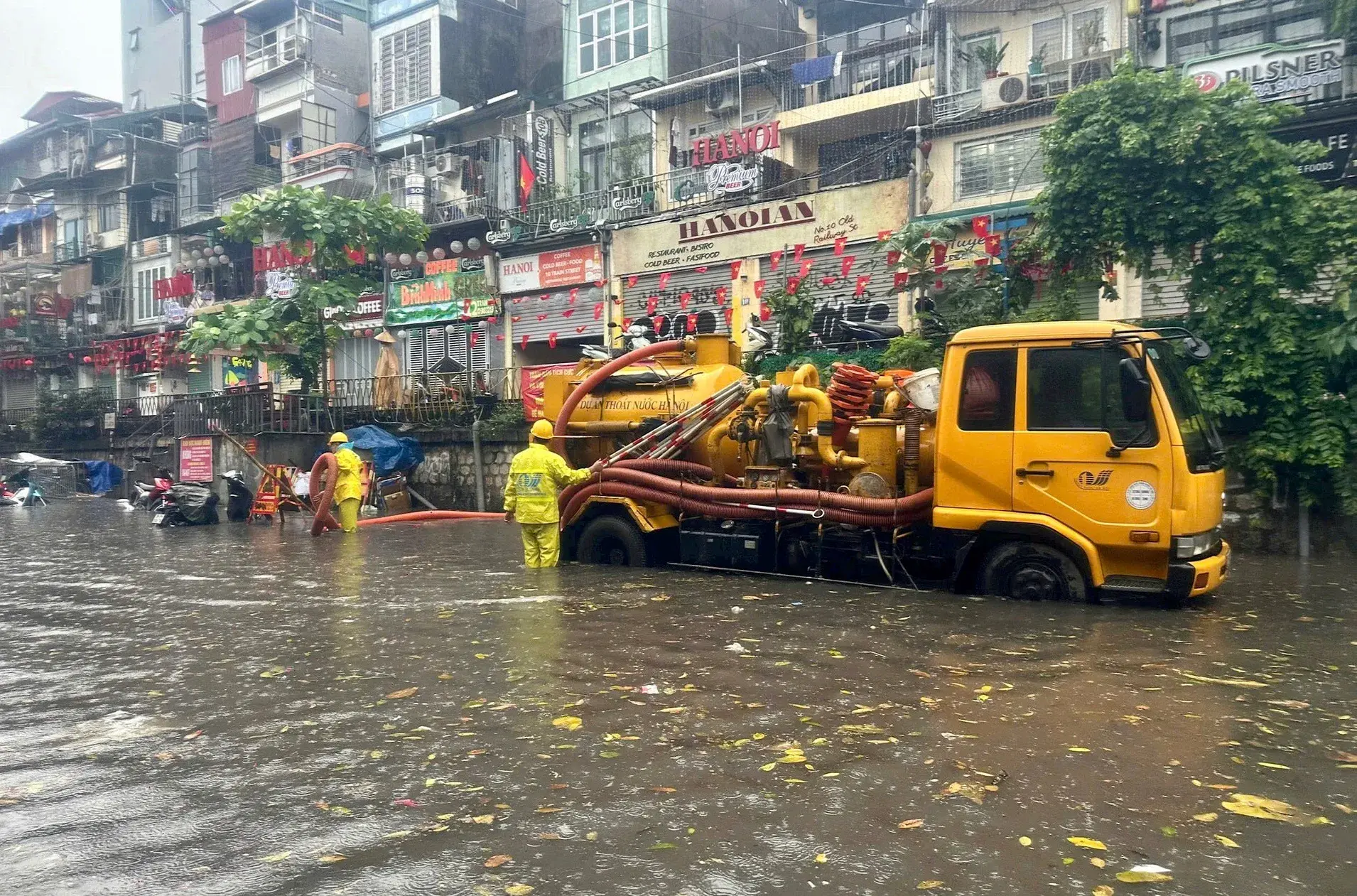 Rác thải trên sông Tô Lịch