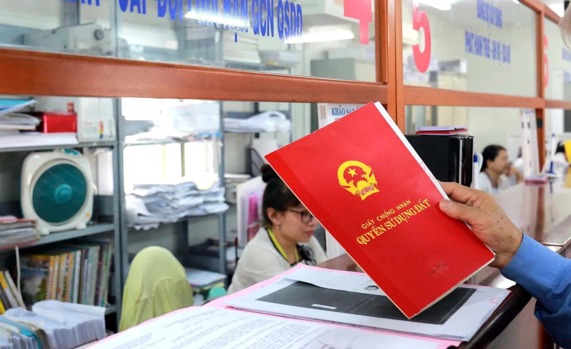 Người dân tại TP.HCM làm thủ tục đất đai