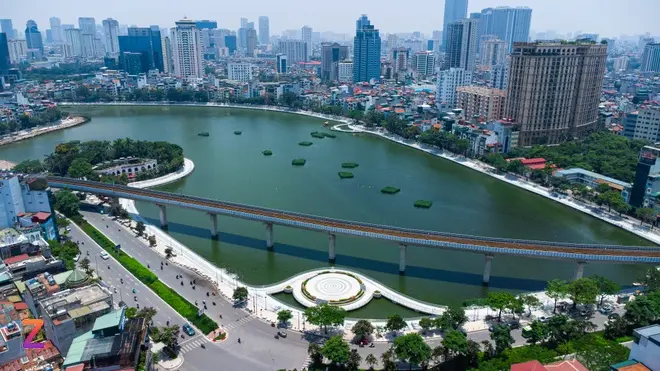 Người dân vui chơi tại Hồ Hoàng Cầu