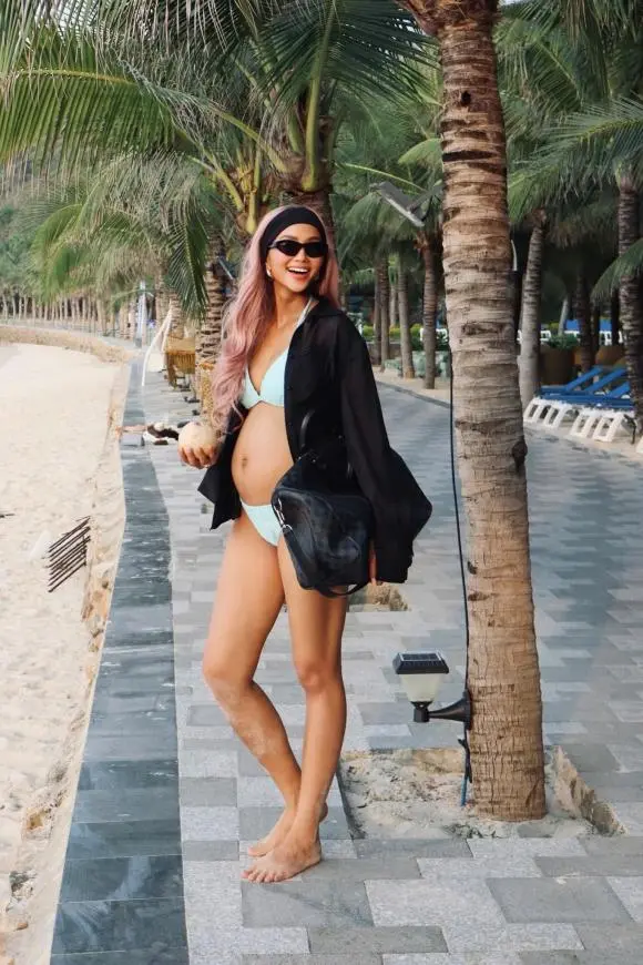 21458a hhen nie dien bikini khoe bung bau vuot mat than thai rang ro chiem tron spotlight3 ngoisaovn w1365 h2048