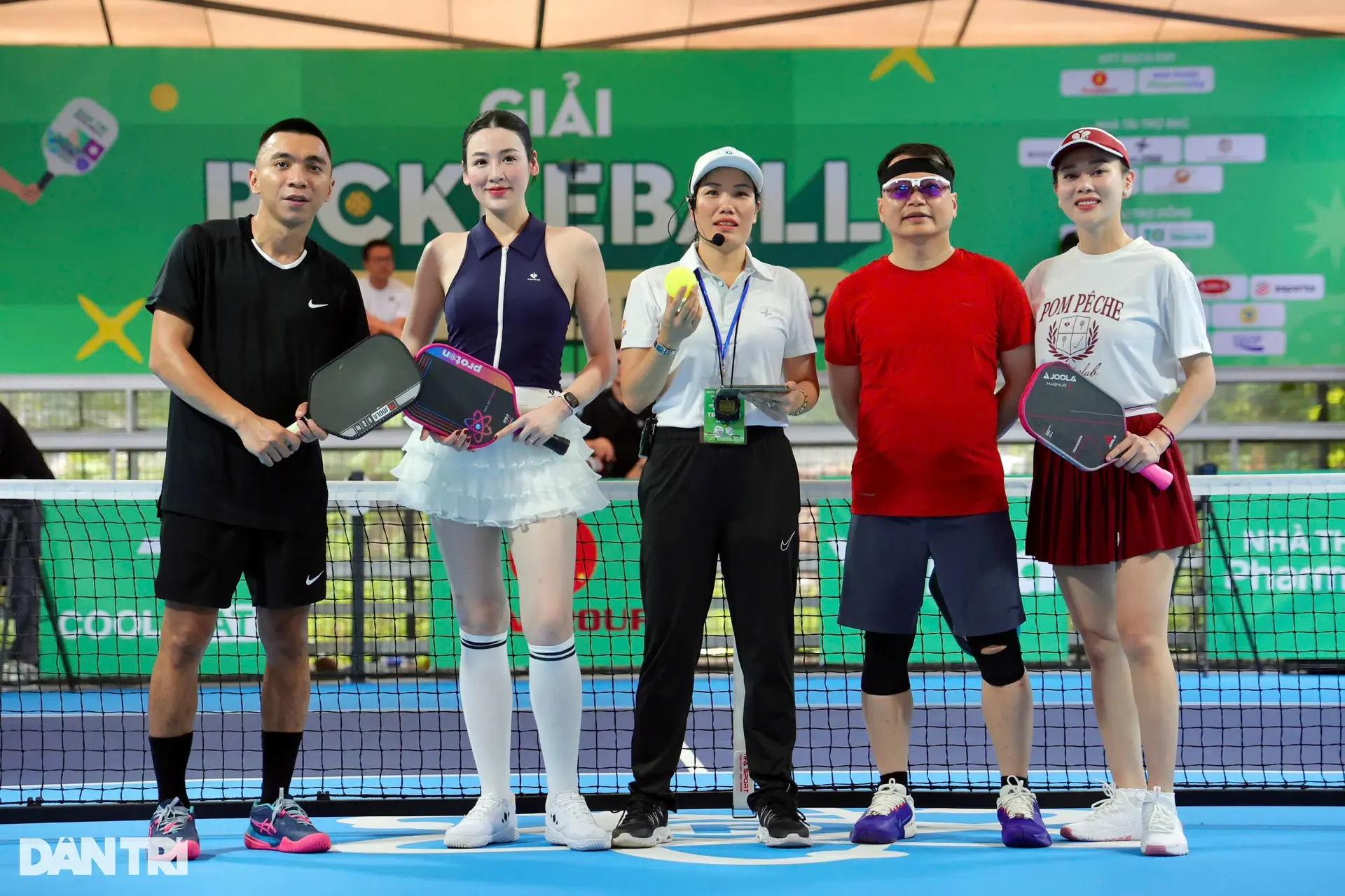 Phương Oanh và Shark Bình thi đấu pickleball