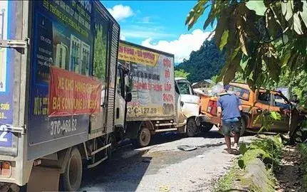 32i3pt vna potal nghe an tai nan lien hoan cua 3 o to tren duong cuu tro nguoi dan vung lu stand 33625349515956089065693 47503894293209473223168