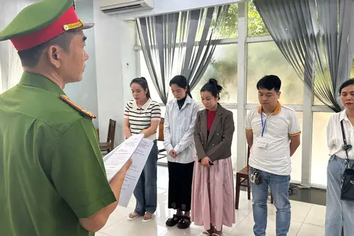 3w7odx khoi to 7 bi can o phong kham su dung bac si gia moi tien benh nhan 124544