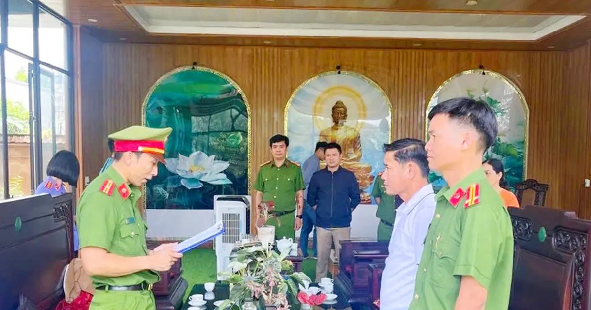 Công an đọc lệnh bắt tạm giam ông Lê Anh Tuấn