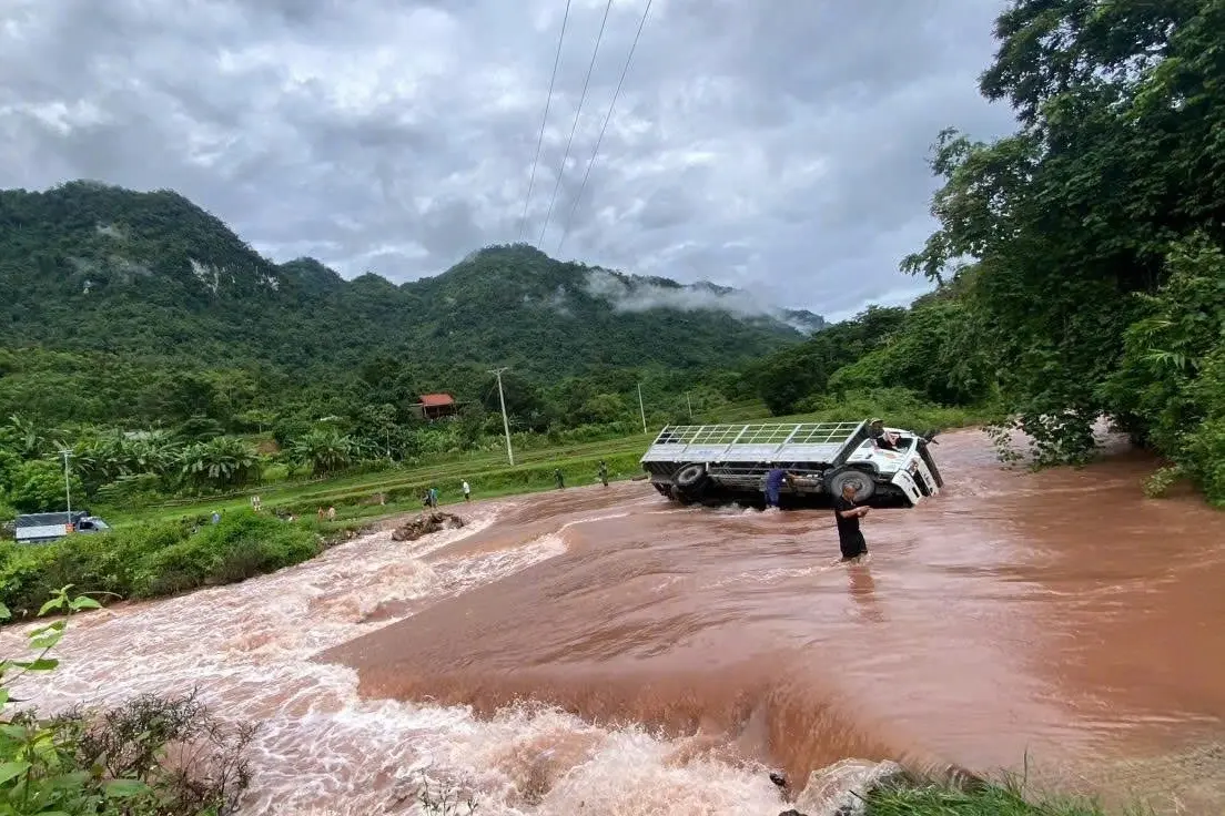 cầu bị cuốn