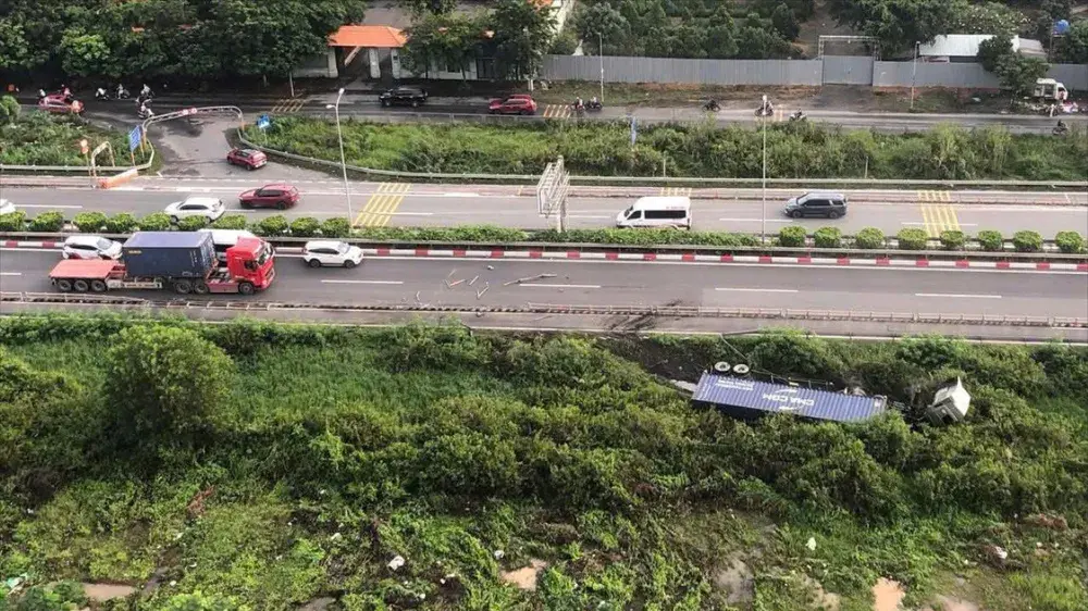 xe container tông dải phân cách