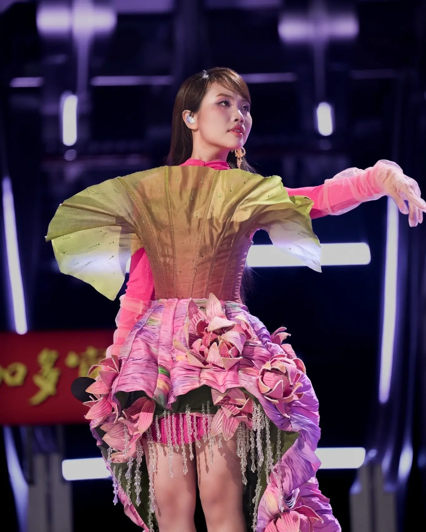 Phương Mỹ Chi biểu diễn