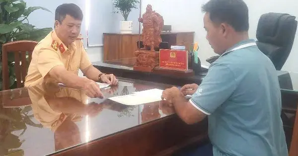 65eiv9 lanh dao phong csgt giao duc ca biet voi tai xe 14 lan vi pham toc do 17526515172591779387205 0 0 434 695 crop 1752651521378291881363