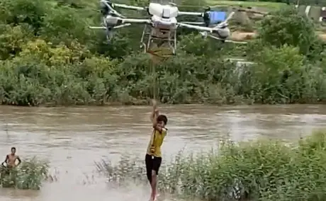 Drone cứu hai trẻ mắc kẹt