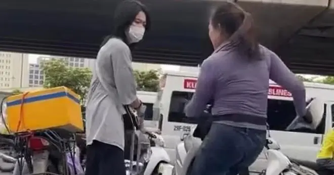 Người phụ nữ bán nước xua đuổi