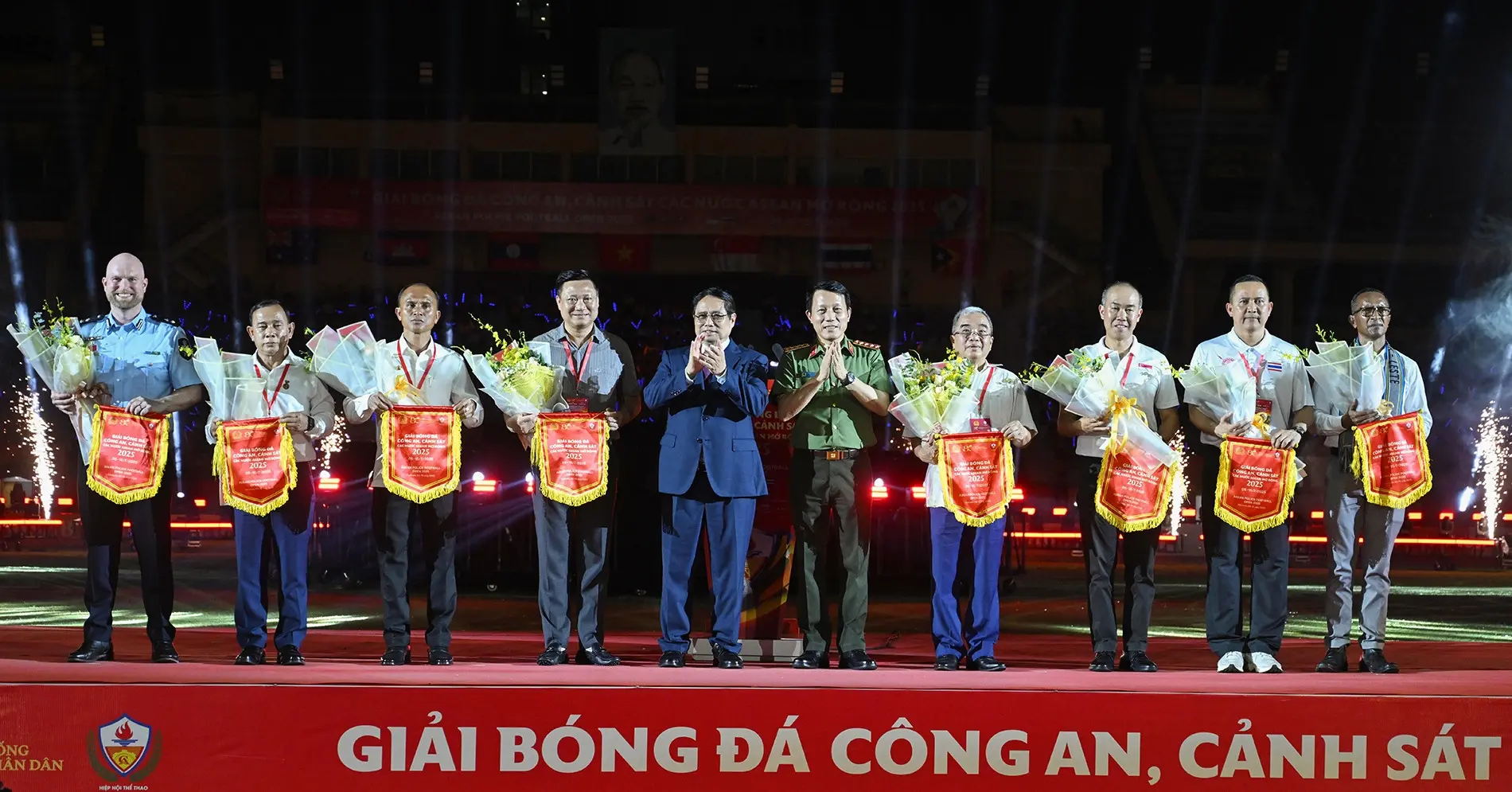 73de92 tung bung le khai mac giai bong da cong an canh sat asean 104376