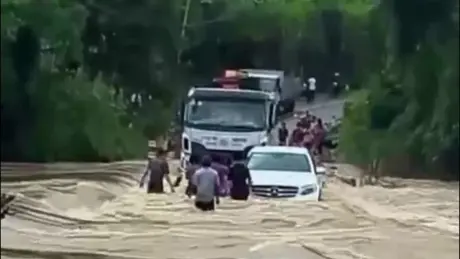 78el8o oto bi lu cuon troi khi bang qua cau tran 1702900465