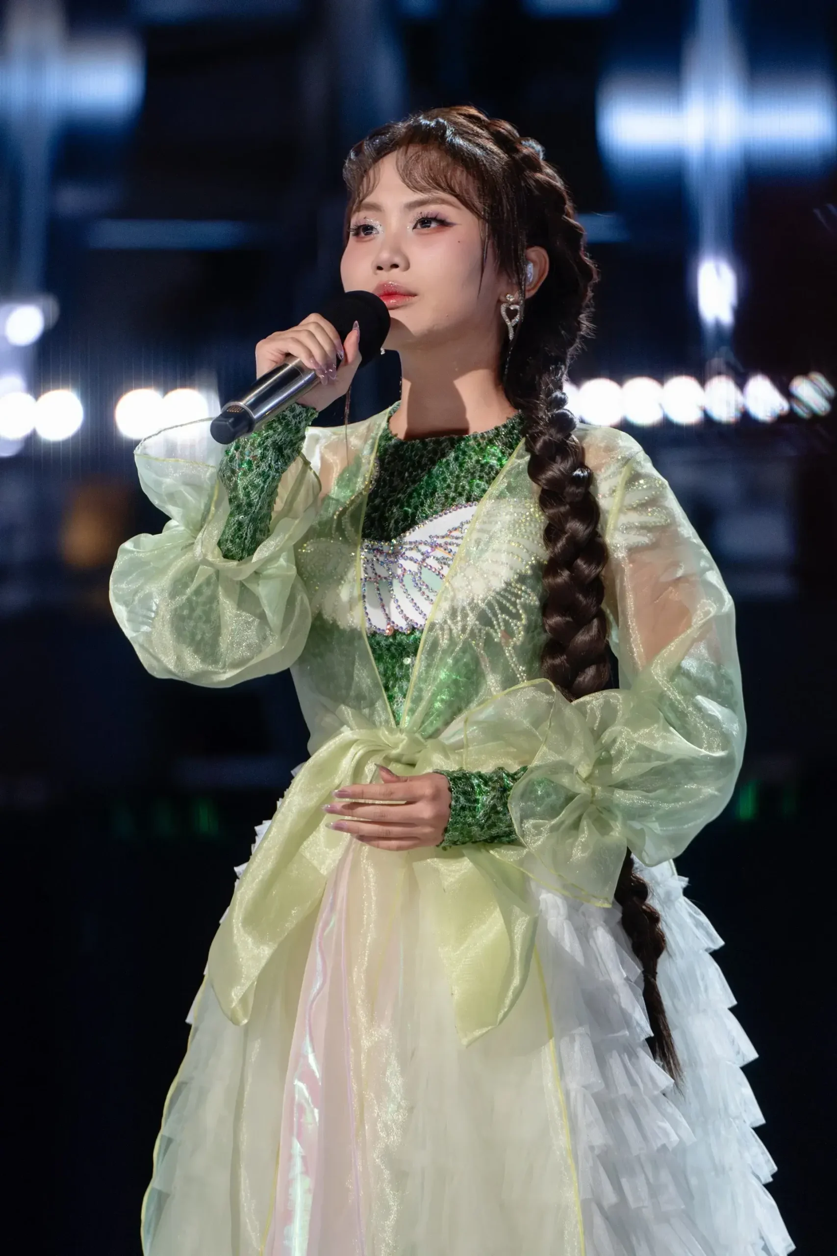 Phương Mỹ Chi với áo tứ thân