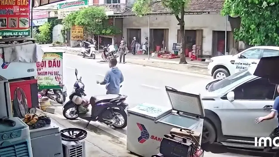 7oakmd_nguoi-dan-dap-cua-cuu-tai-xe-bat-tinh-trong-xe-1752122027.webp