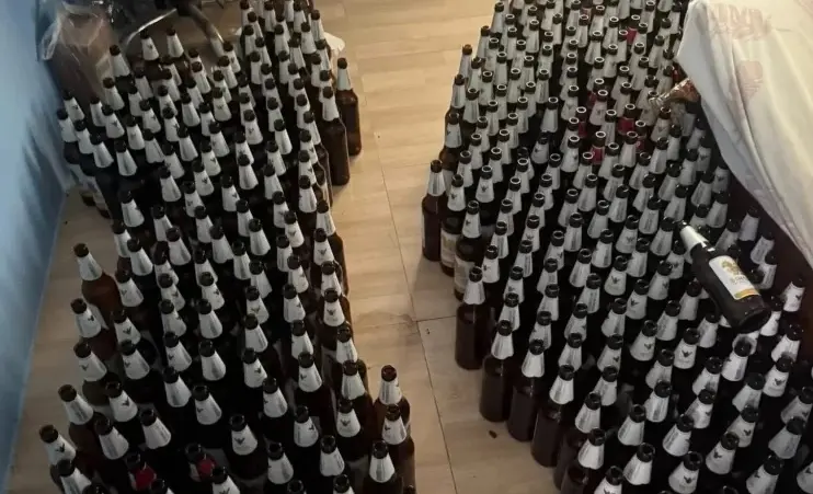 8bnk0v beer bottles 2407