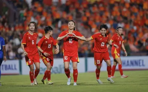 Tuyển nữ Việt Nam ăn mừng bàn thắng