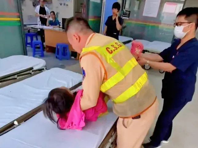 Cháu bé được cấp cứu