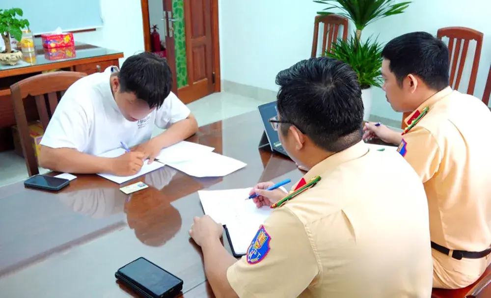 aedg0a nam thanh nien lai xe buong hai tay lai xia rang gia lai 2 7877 5985.jpg