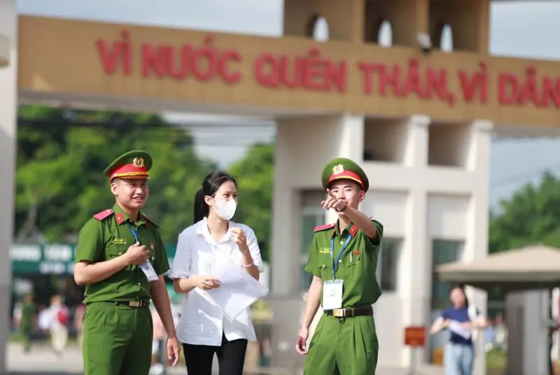 Chỉ tiêu tuyển sinh và tỷ lệ chọi cao