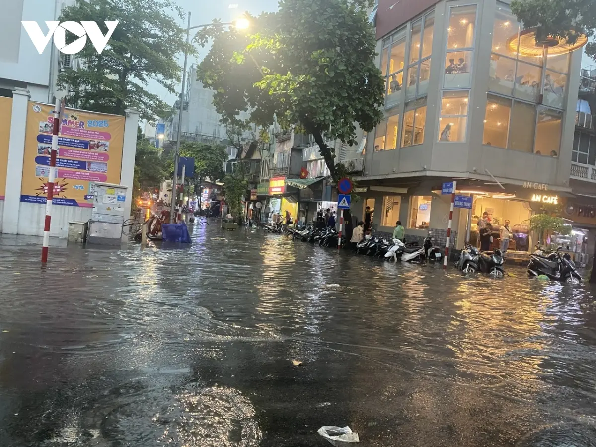 by7clq hang loat tuyen pho o ha noi ngap nang sau tran mua lon 1