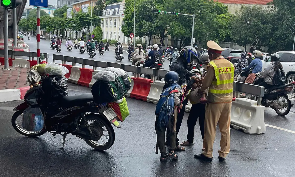 CSGT giúp đỡ