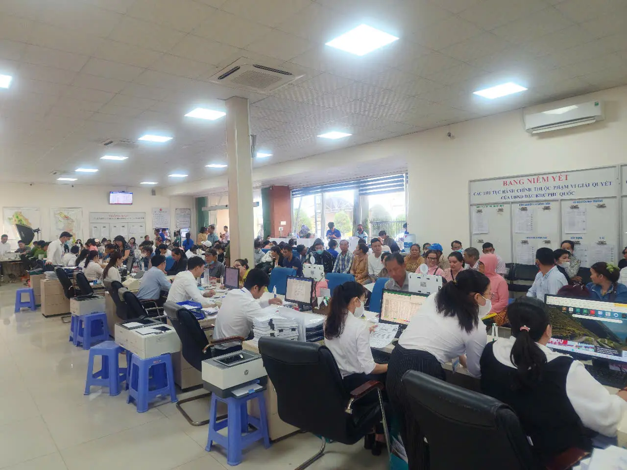 dfnkb3 sang 8 7 rat dong nguoi dan den trung tam phuc vu hanh chinh cong dac khu phu quoc de giao dich du troi dang mua 1751962314814748785049