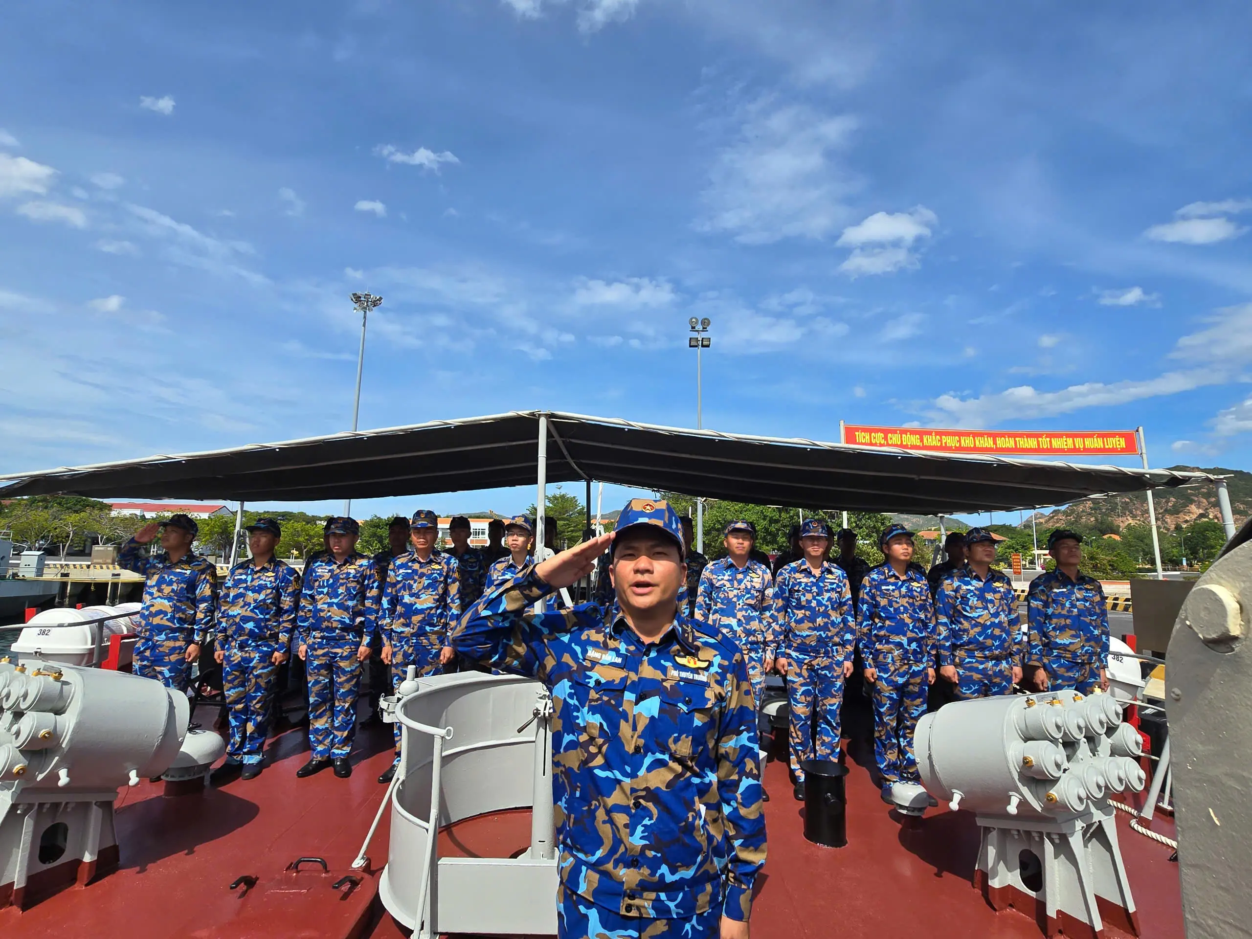 ed8gwh 5 luyen tap noi dung chao co hat quoc ca tren bien 17535060536411493850661