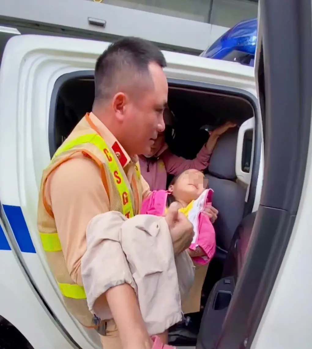 CSGT hỗ trợ gia đình